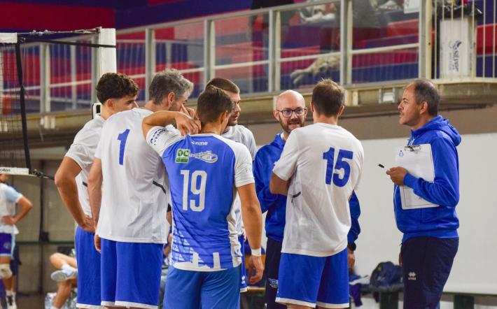 Coach Bertini e Brignone in un time-out con i giocatori