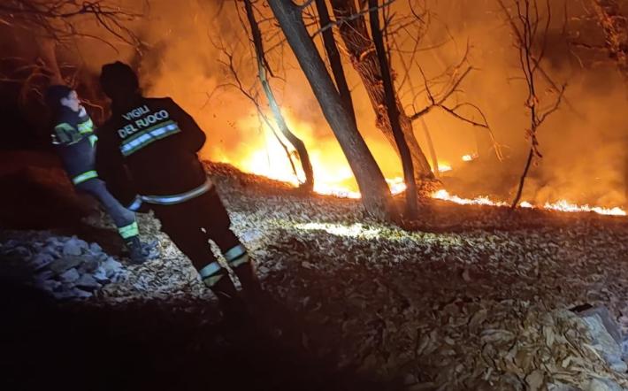 Incendio a Frabosa Sottana: fronte ancora attivo, squadre al lavoro e presidi notturni