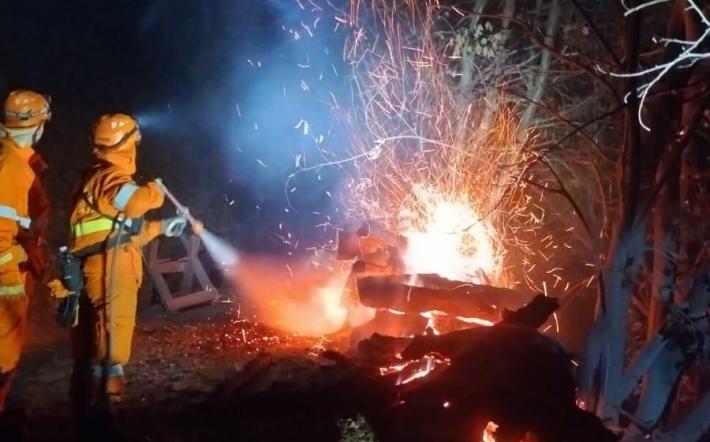 Frabosa Sottana: proseguono le operazioni di contenimento dell'incendio in atto da lunedì 