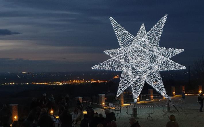 Briaglia ha acceso la grande stella natalizia