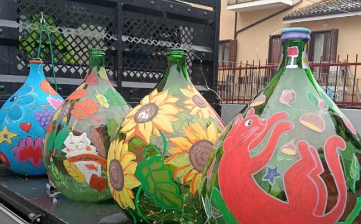 Le damigiane diventano decorazioni natalizie grazie agli studenti di Farigliano