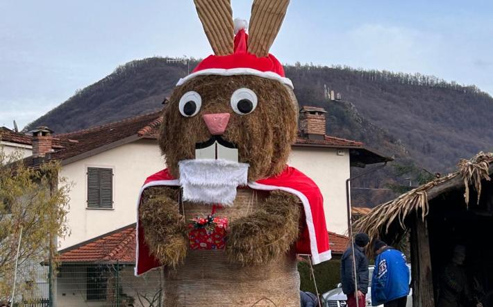 A Chiusa Pesio un grande “Babbo Coniglio” annuncia l’evento “Nel paese incantato”