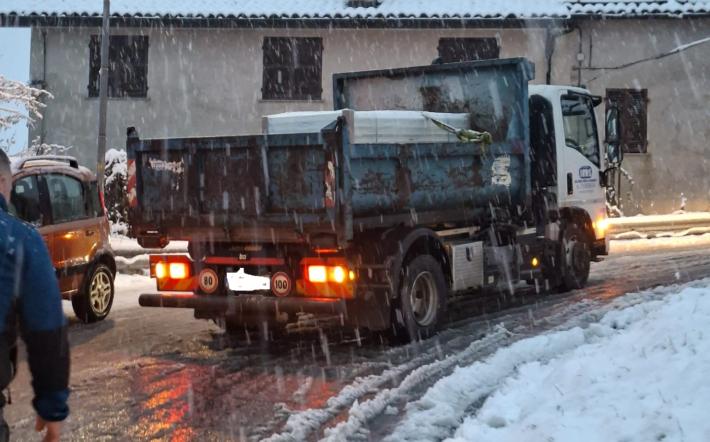 Mondov&igrave;: bloccata per mezz'ora la salita a Piazza da Carassone a causa di un camion in panne