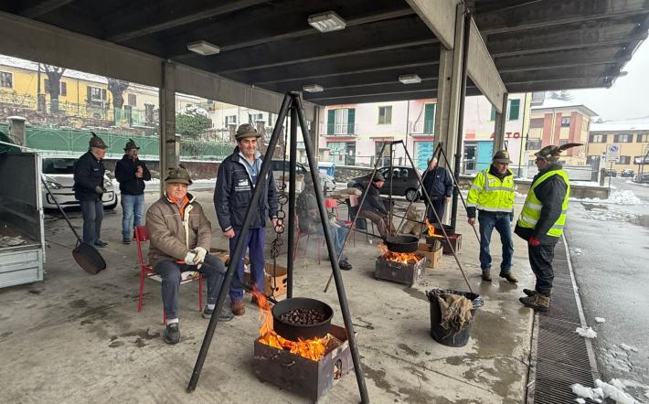 Ceva si scalda con la solidariet&agrave;: caldarroste in piazza e il trenino di Babbo Natale