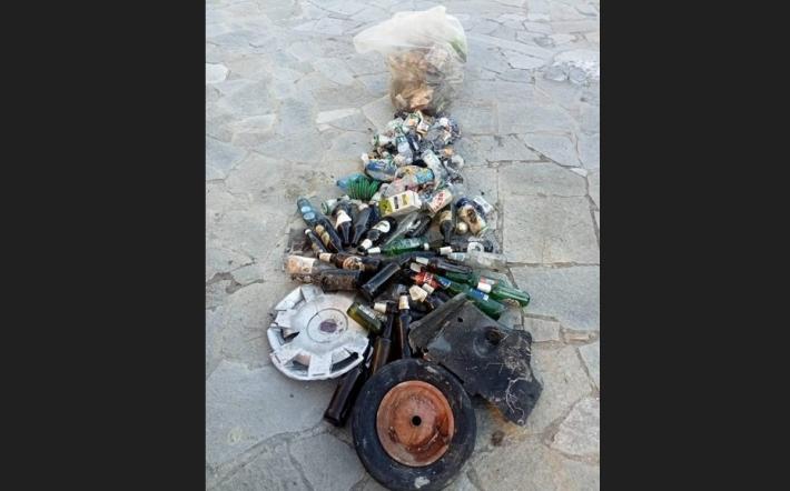 Dogliani: albero di Natale fatto con i rifiuti raccolti lungo la strada di San Luigi
