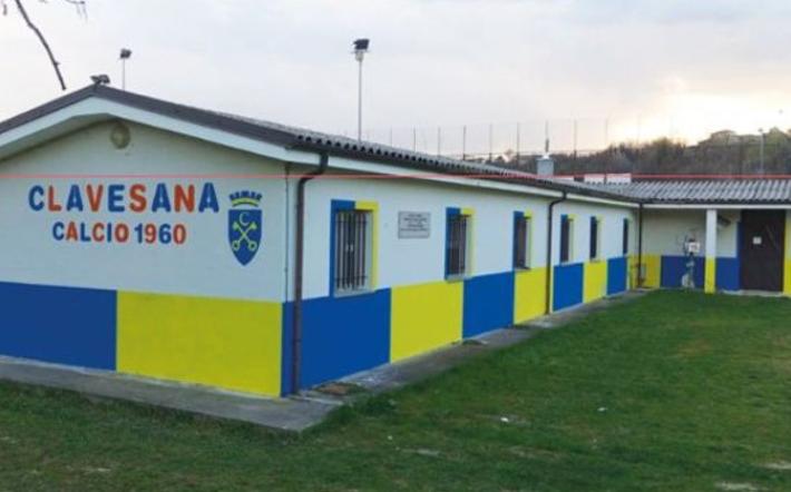 Un tocco di colore agli spogliatoi del campo da calcio di Clavesana 