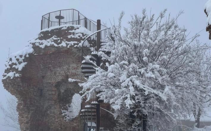 Belvedere Langhe: i ruderi del castello medievale si vestono di neve