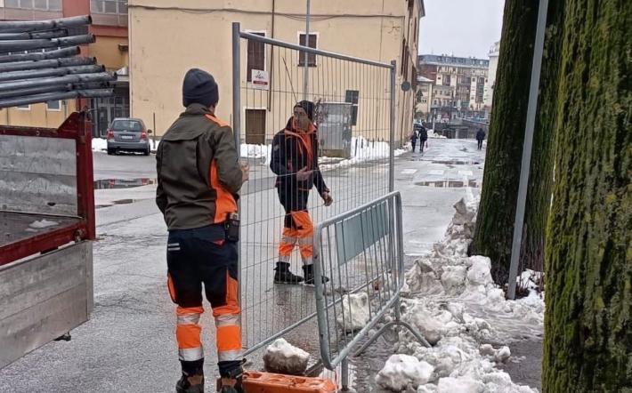 Ceva, cede una porzione di marciapiede in zona Lungocevetta: area transennata