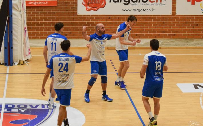 Esultanza di Cortellazzi con i suoi nuovi compagni