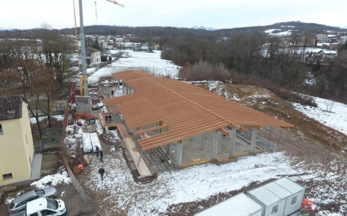 Niella: montato il tetto della nuova scuola