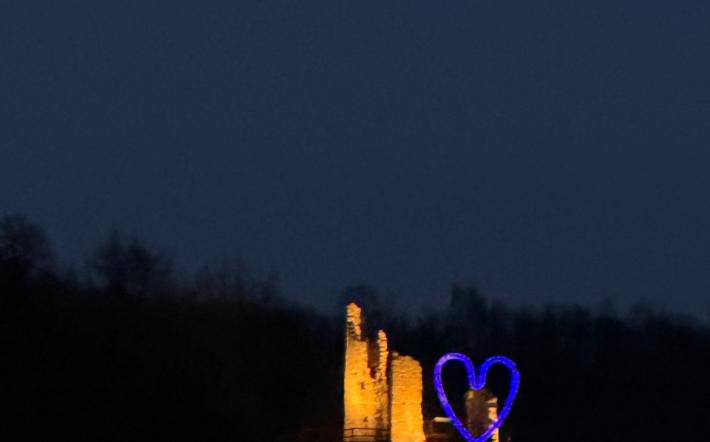 Un cuore gigante sulla terrazza del Mirabello illumina il San Valentino di Chiusa Pesio