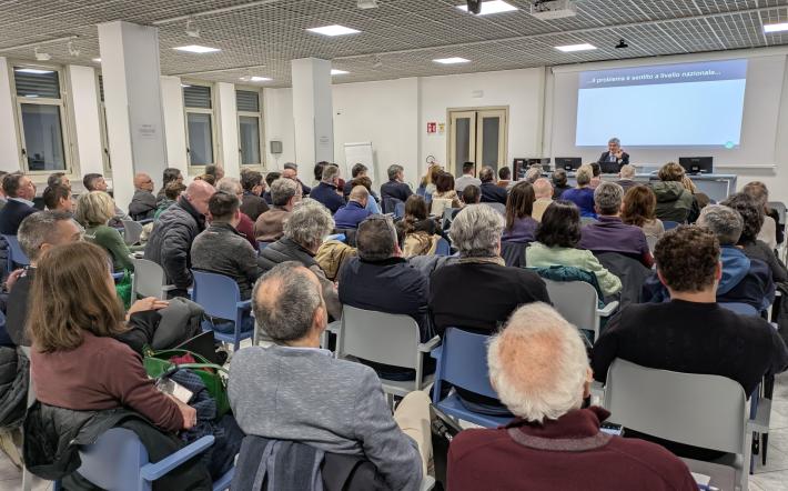 Urbanistica e distanze cimiteriali, 100 fra amministratori e tecnici all'incontro del Patto Civico
