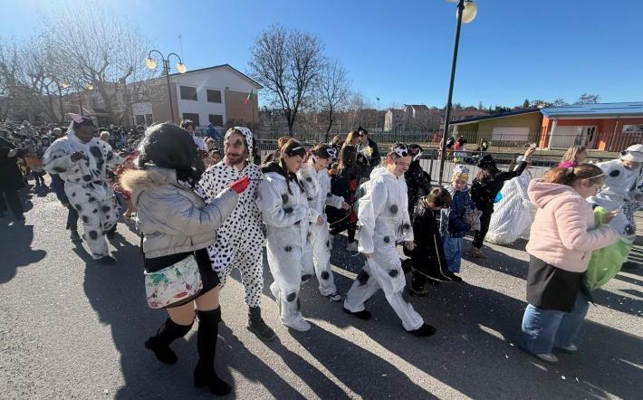 Ceva: le maschere sfilano in centro per Carnevale