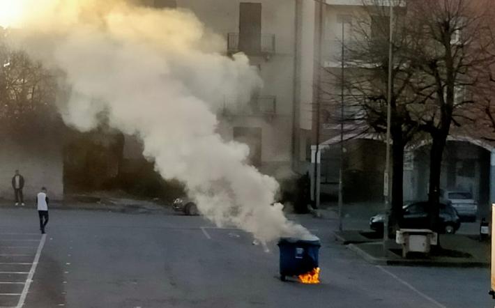 Carr&ugrave;, cassonetto in fiamme in piazza Mercato: il sindaco ringrazia i giovani intervenuti per spostarlo