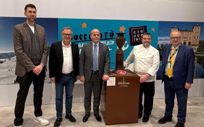 Silvio Bessone realizza la replica in cioccolato della Coppa Italia di Basket