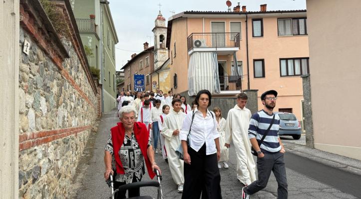 In processione a 81 anni, la fede incrollabile della signora Rina