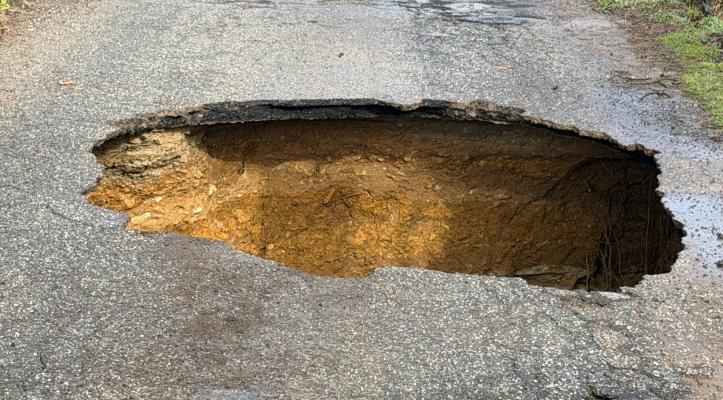 FOTOGALLERY - La voragine sul ponte in strada Sant&rsquo;Anna a Carr&ugrave;