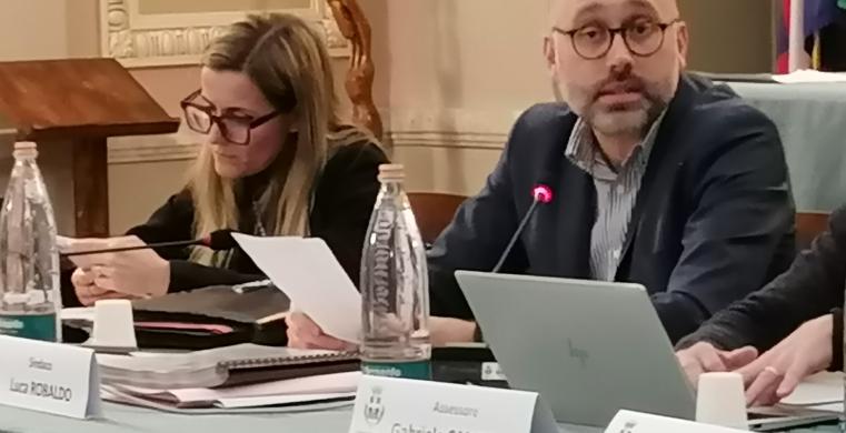 Il sindaco Luca Robaldo in consiglio comunale: episodio di tentata violenza nei giorni scorsi a Mondovì"
