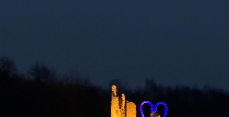 Un cuore gigante sulla terrazza del Mirabello illumina il San Valentino di Chiusa Pesio